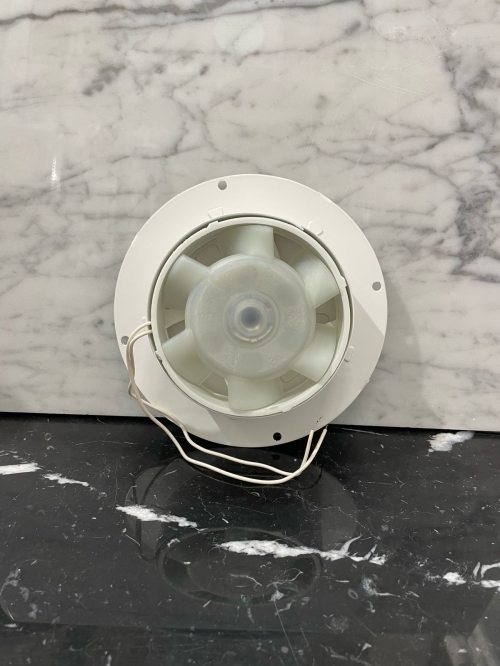 Тонкий бесшумный вытяжной вентилятор для ванной Mmotors ММC 100 белый