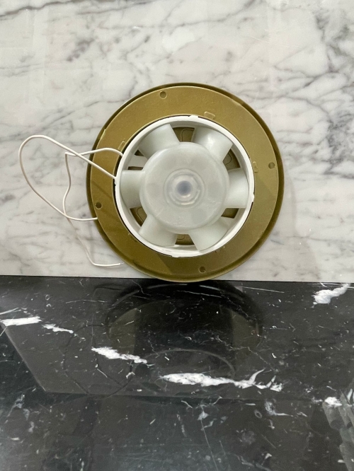 Тонкий бесшумный вытяжной вентилятор для ванной Mmotors ММC 100 золотой