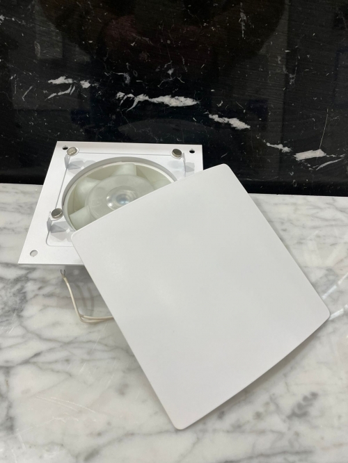 Тонкий бесшумный вытяжной вентилятор для ванной квадратный Mmotors ММC 100 K белый
