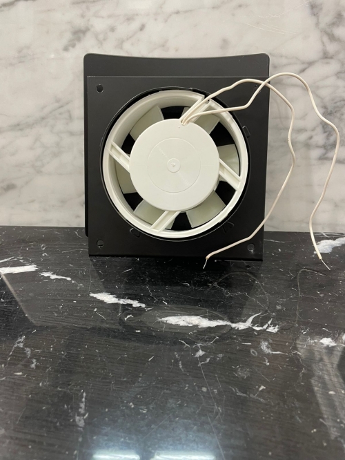 Тонкий бесшумный вытяжной вентилятор для ванной квадратный Mmotors ММC 100 K черный